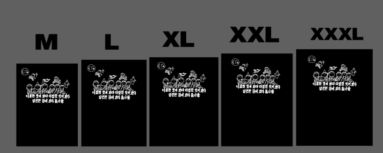 엠 사이즈부터 스리 엑스 라지 사이즈까지 왼쪽에서 오른쪽으로 점점 커지는 티셔츠 가슴판 비교 그림. 검은 바탕의 가슴판 인쇄 면은 모두 절반 정도 차지한다.